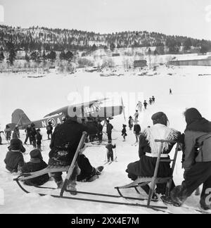 Aktuell 09-1949: Der Wolfkrieg mit Flugzeugen und Raupenfahrzeugen derzeit sind die Mitarbeiter an der Wolfsjagd in Finnmark beteiligt. - Das Pfadfinderflugzeug der Kautokeino-Einheit kommt in Karasjok an, mit dem Bericht, dass der erste Wolf mit Hagel aus der Luft erschossen wurde. Mit dem gleichen Flugzeug (Fieseler Storck), das auf dem Fluss landet, zeigt die jüngere Generation ihre Wertschätzung für den seltenen Besuch. Foto; Sverre A. Børretzen / aktuell / NTB ***FOTO NICHT VERARBEITET*** dieser Bildtext wird automatisch übersetzt Stockfoto