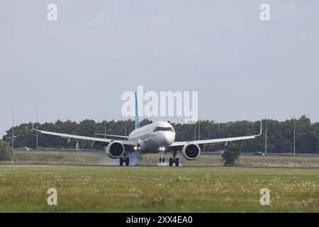 Ein Flugzeug der Fluggesellschaft Air Transat, Airbus A321-271NX, Kennung C-GOIF landet auf dem Flughafen Amsterdam Schiphol Flughafen Amsterdam Schiphol am 21.08.2024 in Amsterdam/Niederlande. *** Ein Air Transat Flugzeug, Airbus A321 271NX, Registrierung C GOIF landet am 21. 08 2024 in Amsterdam Niederlande am Flughafen Amsterdam Schiphol Stockfoto