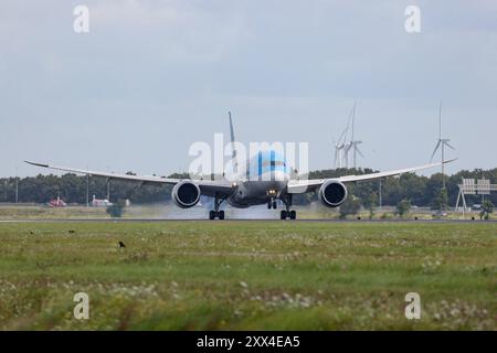 Ein Flugzeug der Fluggesellschaft TUI TUI Airlines Nederland, Boeing 787-8 Dreamliner, Kennung PH-TFM landet auf dem Flughafen Amsterdam Schiphol Flughafen Amsterdam Schiphol am 21.08.2024 in Amsterdam/Niederlande. *** Ein Flugzeug der Fluggesellschaft TUI TUI Airlines Nederland , Boeing 787 8 Dreamliner, Registrierung PH TFM landet am 21. 08 2024 in Amsterdam Niederlande am Flughafen Amsterdam Schiphol Stockfoto