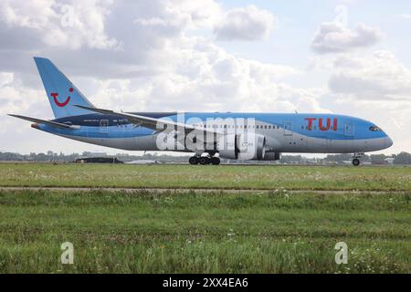 Ein Flugzeug der Fluggesellschaft TUI TUI Airlines Nederland, Boeing 787-8 Dreamliner, Kennung PH-TFM ist auf dem Flughafen Amsterdam Schiphol gelandet Flughafen Amsterdam Schiphol am 21.08.2024 in Amsterdam/Niederlande. *** Ein Flugzeug der Fluggesellschaft TUI Airlines Nederland , Boeing 787 8 Dreamliner, Registrierung PH TFM ist am 21. 08 2024 auf dem Flughafen Amsterdam Schiphol in Amsterdam, Niederlande, gelandet Stockfoto