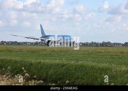 Ein Flugzeug der Fluggesellschaft TUI TUI Airlines Nederland, Boeing 787-8 Dreamliner, Kennung PH-TFM ist auf dem Flughafen Amsterdam Schiphol gelandet Flughafen Amsterdam Schiphol am 21.08.2024 in Amsterdam/Niederlande. *** Ein Flugzeug der Fluggesellschaft TUI Airlines Nederland , Boeing 787 8 Dreamliner, Registrierung PH TFM ist am 21. 08 2024 auf dem Flughafen Amsterdam Schiphol in Amsterdam, Niederlande, gelandet Stockfoto