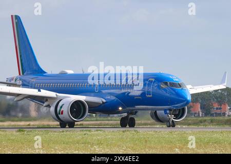 Ein Flugzeug der Fluggesellschaft ITA Airways, Airbus A220-300, Kennung EI-HHN ist auf dem Flughafen Amsterdam Schiphol gelandet Flughafen Amsterdam Schiphol am 21.08.2024 in Amsterdam/Niederlande. *** Ein Flugzeug der Fluggesellschaft ITA Airways, Airbus A220 300, Registrierung EI HHN, ist am 21. 08 2024 in Amsterdam, Niederlande, am Flughafen Amsterdam Schiphol gelandet Stockfoto