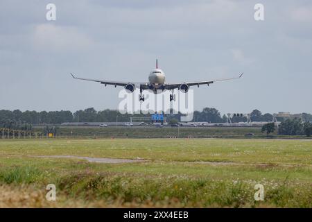 Ein Flugzeug der Fluggesellschaft Delta Air Lines, Airbus A330-323, Kennung N813NW im Landeanflug auf den Flughafen Amsterdam Schiphol Flughafen Amsterdam Schiphol am 21.08.2024 in Amsterdam/Niederlande. *** A Delta Air Lines Flugzeug, Airbus A330 323, Eintragungsnummer N813NW, näherte sich dem Flughafen Amsterdam Schiphol am 21. 08 2024 in Amsterdam Niederlande Stockfoto