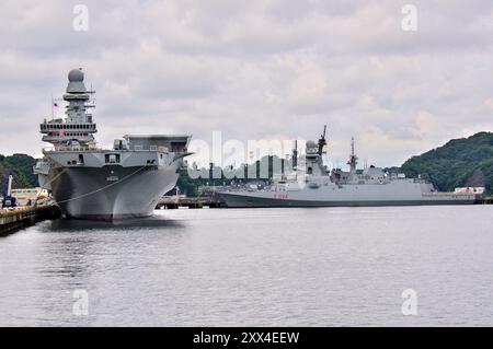 Der italienische Flugzeugträger ITS Cavour CVH 550 und die Fregatte Alpino F 594 bei der Ankunft am Marinestützpunkt Yokosuka der japanischen Maritimen Selbstverteidigungsstreitkräfte. Yokosuka, 22.08.2024 *** der italienische Flugzeugträger ITS Cavour CVH 550 und die Fregatte Alpino F 594, die auf der Yokosuka Marinebasis der japanischen Seefahrtruppe Yokosuka, 22 08 2024 Foto:XK.xNarax/xFuturexImagex kriegsschiffe yokosuka 8207 eintreffen Stockfoto