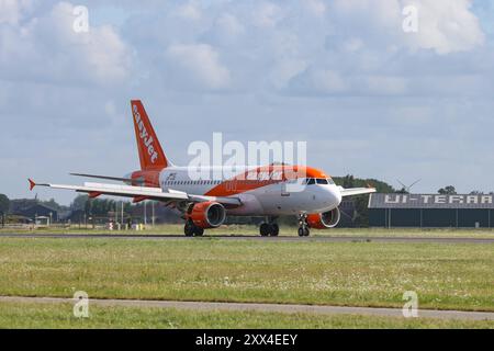 Ein Flugzeug der Fluggesellschaft EasyJet Europe, Airbus A319-111, Kennung OE-LQC ist auf dem Flughafen Amsterdam Schiphol gelandet Flughafen Amsterdam Schiphol am 21.08.2024 in Amsterdam/Niederlande. *** Ein Flugzeug der Fluggesellschaft EasyJet Europe, Airbus A319 111, Registrierung OE LQC, ist am 21. 08 2024 in Amsterdam, Niederlande, am Flughafen Amsterdam Schiphol gelandet Stockfoto