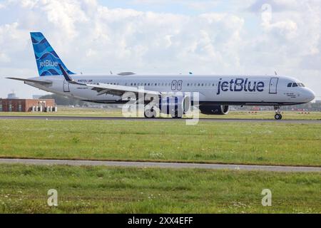 Ein Flugzeug der Fluggesellschaft JetBlue Airways, Airbus A321-271NX, Kennung N4073J ist auf dem Flughafen Amsterdam Schiphol gelandet Flughafen Amsterdam Schiphol am 21.08.2024 in Amsterdam/Niederlande. *** Ein JetBlue Airways-Flugzeug, Airbus A321 271NX, Zulassungsnummer N4073J, ist am 21. 08 2024 in Amsterdam, Niederlande, am Flughafen Amsterdam Schiphol gelandet Stockfoto