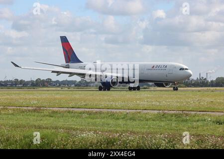 Ein Flugzeug der Fluggesellschaft Delta Air Lines, Airbus A330-323, Kennung N813NW ist auf dem Flughafen Amsterdam Schiphol gelandet Flughafen Amsterdam Schiphol am 21.08.2024 in Amsterdam/Niederlande. *** Ein Flugzeug der Delta Air Lines, Airbus A330 323, Zulassungsnummer N813NW, landete am 21. 08 2024 auf dem Flughafen Amsterdam Schiphol in Amsterdam, Niederlande Stockfoto