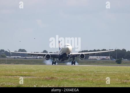 Ein Flugzeug der Fluggesellschaft Delta Air Lines, Airbus A330-323, Kennung N813NW landet auf dem Flughafen Amsterdam Schiphol Flughafen Amsterdam Schiphol am 21.08.2024 in Amsterdam/Niederlande. *** Ein Delta Air Lines Flugzeug, Airbus A330 323, Eintragungszeichen N813NW landet am 21. 08 2024 in Amsterdam Niederlande am Flughafen Amsterdam Schiphol Stockfoto