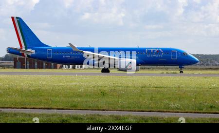 Ein Flugzeug der Fluggesellschaft ITA Airways, Airbus A220-300, Kennung EI-HHN ist auf dem Flughafen Amsterdam Schiphol gelandet Flughafen Amsterdam Schiphol am 21.08.2024 in Amsterdam/Niederlande. *** Ein Flugzeug der Fluggesellschaft ITA Airways, Airbus A220 300, Registrierung EI HHN, ist am 21. 08 2024 in Amsterdam, Niederlande, am Flughafen Amsterdam Schiphol gelandet Stockfoto