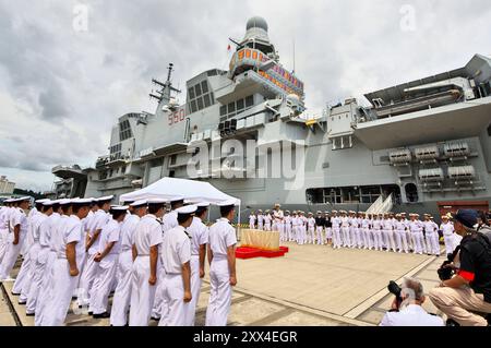 Konteradmiral Giancarlo Ciappina mit Kameraden bei der Ankunft am Marinestützpunkt Yokosuka der japanischen Maritimen Selbstverteidigungsstreitkräfte. Yokosuka, 22.08.2024 *** Konteradmiral Giancarlo Ciappina mit Genossen bei Ankunft auf der Yokosuka Marinebasis der japanischen Seefahrtruppe Yokosuka, 22 08 2024 Foto:XK.xNarax/xFuturexImagex kriegsschiffe yokosuka 8208 Stockfoto