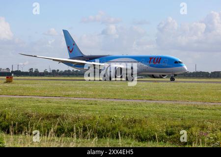 Ein Flugzeug der Fluggesellschaft TUI TUI Airlines Nederland, Boeing 787-8 Dreamliner, Kennung PH-TFK ist auf dem Flughafen Amsterdam Schiphol gelandet Flughafen Amsterdam Schiphol am 21.08.2024 in Amsterdam/Niederlande. *** Ein Flugzeug der Fluggesellschaft TUI Airlines Nederland , Boeing 787 8 Dreamliner, Registrierung PH TFK, ist am 21. 08 2024 auf dem Flughafen Amsterdam Schiphol in Amsterdam, Niederlande, gelandet Stockfoto