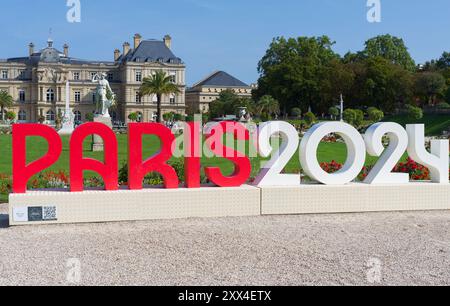 Paris, Frankreich 08.22.2024. Schild für die Olympischen Spiele 'Paris 2024' vor dem Luxemburger Palast in den Luxemburger Gärten in Paris. Stockfoto