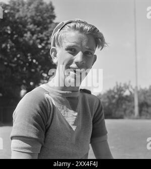 Aktuell 14-1949: Jugend auf der Startlinie Schule ist beendet und die Sommerferien warten mit Arbeit und Urlaub für die Schüler der Oberstufe Foss. - Svein Adolfsen ist 16 Jahre alt und fährt diesen Sommer als Teilnehmer an einem Pfadfindercamp nach Dänemark. Als Scout interessiert er sich für Radiotelegrafie. Er will Funkbetreiber werden, vorzugsweise am Flughafen. Foto; aktuell / NTB ***FOTO NICHT VERARBEITET*** dieser Bildtext wird automatisch übersetzt Stockfoto