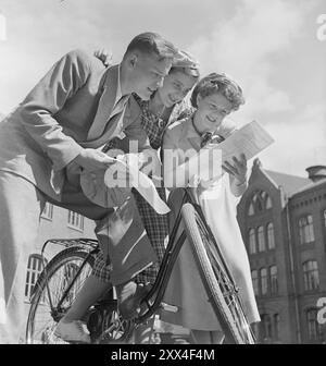 Aktuell 14-1949: Jugend auf der Startlinie Schule ist beendet und die Sommerferien warten mit Arbeit und Urlaub für die Schüler der Oberstufe Foss. - Drei Studenten studieren ihre Prüfungsurkunden. Sie sind von links nach rechts: Georg Yuri Olsen, Else Hunsdal und Randi Stensland. Georg Olsen wird Bautechniker, Else Hunsdal und Randi Stensland beginnen im Herbst mit der Business School. Foto; aktuell / NTB ***FOTO NICHT VERARBEITET*** dieser Bildtext wird automatisch übersetzt Stockfoto