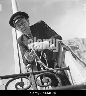 Aktuell 11-1949: Jubiläumsbesuch im LabyrinthPeople's House in Oslo. Direktor Hans Petersen, bekannt als Hans-Petter, wird die Flagge auf dem Dach hissen. Foto; Sverre A. Børretzen / aktuell / NTB ***FOTO NICHT VERARBEITET*** dieser Bildtext wird automatisch übersetzt Stockfoto