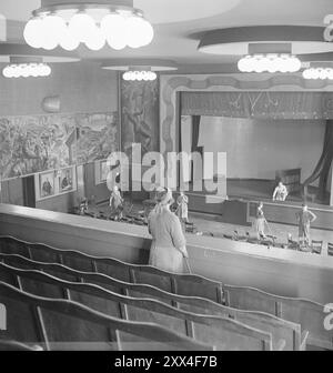 Aktuell 11-1949: Jubiläumsbesuch im LabyrinthPeople's House in Oslo. - Der große Saal des Volkshauses mit seinen wunderschönen Wanddekorationen wird für ein nationales Treffen vorbereitet. Foto; Sverre A. Børretzen / aktuell / NTB ***FOTO NICHT VERARBEITET*** dieser Bildtext wird automatisch übersetzt Stockfoto