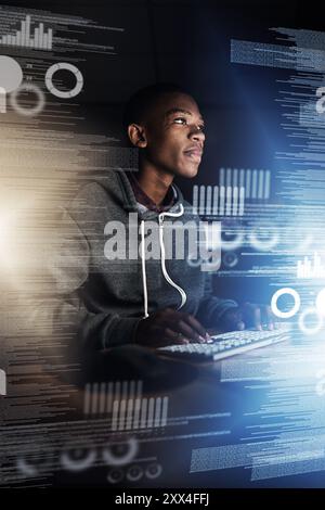 Black man, Developer und Night mit Overlay auf dem Computer für Daten, Analysen oder zukünftige Entwicklungen im Büro. Junger Afrikaner, männlicher Mensch oder Programmierer Stockfoto