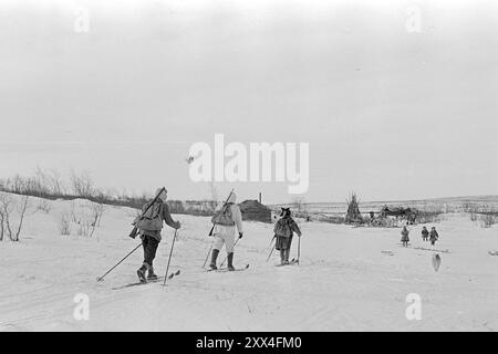 Aktuell 09-1949: Der Wolfkrieg mit Flugzeugen und Raupenfahrzeugen derzeit sind die Mitarbeiter an der Wolfsjagd in Finnmark beteiligt. - Die Jäger durchstreifen die Ebenen und stoßen gelegentlich auf Häuser und Scheunen, in denen die migrantischen Sami-Familien im härtesten Winter wohnen. Foto; Sverre A. Børretzen / aktuell / NTB ***FOTO NICHT VERARBEITET*** dieser Bildtext wird automatisch übersetzt Stockfoto