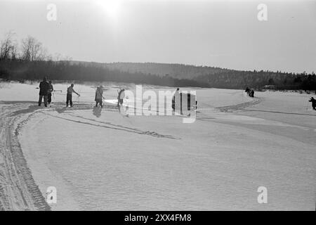 Aktuell 09-1949: Der Wolfkrieg mit Flugzeugen und Raupenfahrzeugen derzeit sind die Mitarbeiter an der Wolfsjagd in Finnmark beteiligt. - Die Karasjok-Truppe geht ins Feld und verfolgt die Raupenfahrzeuge acht Kilometer nach Karasjokka. Beißend kurvig, aber gut gleiten. Foto; Sverre A. Børretzen / aktuell / NTB ***FOTO NICHT VERARBEITET*** dieser Bildtext wird automatisch übersetzt Stockfoto