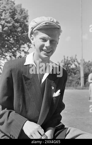 Aktuell 14-1949: Jugend auf der Startlinie Schule ist beendet und die Sommerferien warten mit Arbeit und Urlaub für die Schüler der Oberstufe Foss. - Svein Jamesson ist 17 Jahre alt und fährt in den Sommerferien nach Sandefjord. Ein großer Teil der Familie ist im Typografie-Beruf tätig, und Tradition und Interesse haben ihn dazu gebracht, denselben Beruf zu wählen. Ich werde versuchen, im Herbst zu lernen. Foto; aktuell / NTB ***FOTO NICHT VERARBEITET*** dieser Bildtext wird automatisch übersetzt Stockfoto