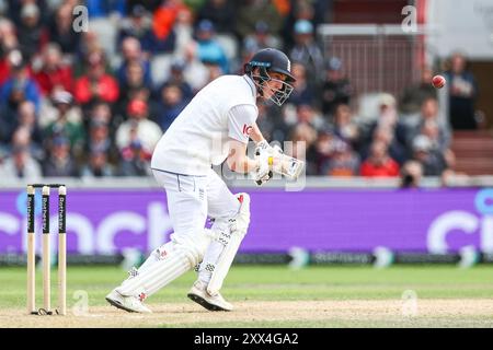 Manchester, Großbritannien. August 2024. #88, Harry Brook aus England im Kampf mit dem Schläger während des Spiels der Rothesay International Test Match Series zwischen England und Sri Lanka im Emirates Old Trafford, Manchester, England am 22. August 2024. Foto von Stuart Leggett. Nur redaktionelle Verwendung, Lizenz für kommerzielle Nutzung erforderlich. Keine Verwendung bei Wetten, Spielen oder Publikationen eines einzelnen Clubs/einer Liga/eines Spielers. Quelle: UK Sports Pics Ltd/Alamy Live News Stockfoto