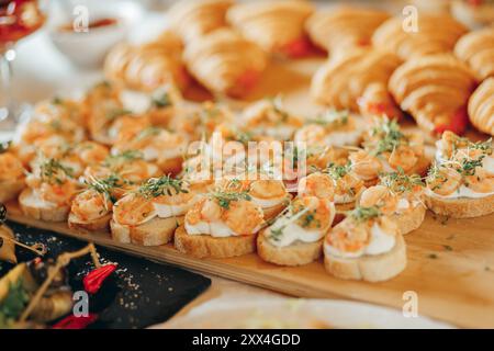 Vorspeise geröstete Bruschetta mit Garnelen auf Holzbrett Stockfoto