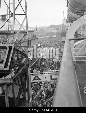 Tatsächlich 24-1949: Zehntausende begrüßten OslofjordOslo. Sonntag, 13. November 1949. Das Passagierboot „Oslofjord“ kommt zum ersten Mal in Oslo an. "Zehntausende" waren aufgetaucht, um das Schiff zu empfangen. - Die Gangway ist endlich da, und jeder, der Verwandte an Bord hat oder anderweitig einen Zugang zum Schiff erhalten hat, kämpft mit Zollbeamten und der Polizei, um zuerst über die Gangway zu kommen. Foto; Sverre A. Børretzen / aktuell / NTB ***FOTO NICHT VERARBEITET*** dieser Bildtext wird automatisch übersetzt Stockfoto