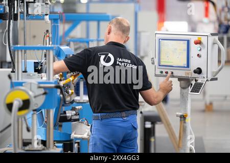 22. August 2024, Sachsen, Döbeln: Ein Mitarbeiter der Partzsch-Gruppe steht an einem Dämmsystem in einer Produktionshalle. Das Unternehmen feiert sein 70-jähriges Bestehen am 22. August 2024. Foto: Sebastian Kahnert/dpa Stockfoto