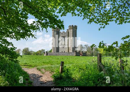 Der Hiorne Tower, vom Monarch's Way Weitwanderweg aus gesehen, der durch den Arundel Park im South Downs National Park, W Sussex, Großbritannien führt Stockfoto