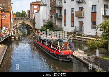 Ein Kanalboot ist bereit, um das Newbury Lock auf dem Kennet and Avon Canal in Newbury, Berkshire, England, Großbritannien, zu erreichen. Stockfoto