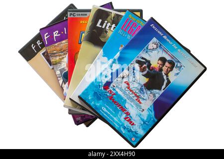 Haufen von DVDs mit die Another Day 007 DVD oben isoliert auf weißem Hintergrund - exklusives hinter den Kulissen-Filmmaterial James Bond Just Another Day Stockfoto