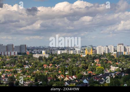 Blick vom 102 Meter hoher Kienberg über die Plattenbauten in Berlin-Marzahn in Richtung Fernsehturm am Alexanderplatz in Berlin-Mitte. *** Blick vom 102 Meter hohen Kienberg über die Fertigbauten in Berlin Marzahn zum Fernsehturm am Alexanderplatz in Berlin Mitte Stockfoto