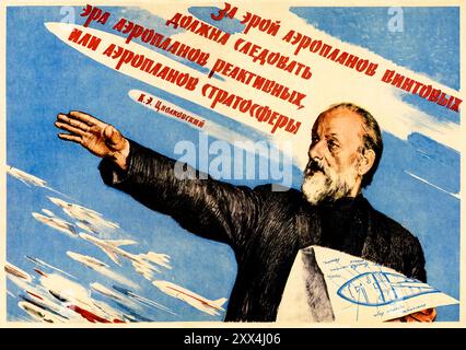 за эрой аэропланов винтовых должна следовать эра аэропланов реактивных или аэропланов стратосферы [die Ära der Propellerflugzeuge sollte von der Ära der Düsenflugzeuge oder Stratosphärenflugzeuge gefolgt werden] 1957 sowjetisches Poster mit einem Porträt von Konstantin Tsiolkowsky (1857–1935), dem Gründervater der modernen Raketenindustrie und Astronautik, unter einem Zitat aus seinem Buch Jet Airplane [ летающее крыло] von 1929, das seine Entwürfe für ein Raketenschiff enthält. Plakatwerk von Isaak Haskelewitsch Grinstein (1909-1966). Kredit: Privatsammlung / Alexejew Filippov Stockfoto