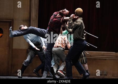 Die schottische Premiere von Crystal Pite und Jonathon Youngs fantasievollem neuen Tanzwerk „Assembly Hall“, das Arthurische Cosplay, mittelalterliche Reenactor und zeitgenössischen Tanz im Edinburgh Festival Theatre am 22. August 2024 kombiniert 2024 © Chantal Guevara/Alamy. Alle Rechte vorbehalten. Stockfoto