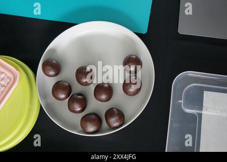 Runde rote Bohnenpaste auf einem Teller Stockfoto