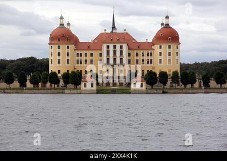 Schloss Moritzburg, barockes Baudenkmal aus dem 18. Jahrhundert, östliche Erhebung, Blick über den See, Moritzburg, bei Dresden, Sachsen, Deutschland Stockfoto