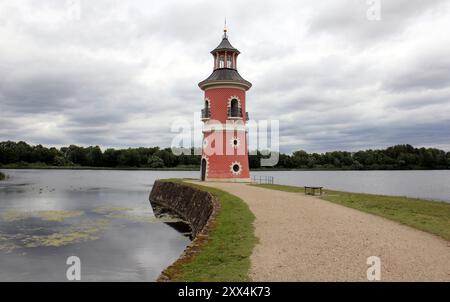 Leuchtturm am Bootssteg, am See in der Nähe des kleinen Fasanenschlosses, Blick an einem bewölkten Tag, Moritzburg, in der Nähe von Dresden, Sachsen, Deutschland Stockfoto