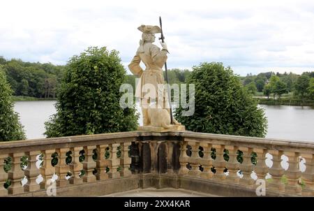 Steinstatue einer Wache mit Hechte, Dekoration der Terrassenbalustrade von Schloss Moritzburg, bei Dresden, Sachsen, Deutschland Stockfoto