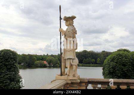 Steinstatue einer Wache mit Hechte, Dekoration der Terrassenbalustrade von Schloss Moritzburg, bei Dresden, Sachsen, Deutschland Stockfoto