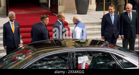 Warschau, Polen. August 2024. Der indische Premierminister Narendra Modi trifft sich am 22. August 2024 mit seinem Amtskollegen Donald Tusk in Warschau, Polen. Modi ist auf einem zweitägigen Besuch in Polen, danach wird er Kiew, Ukraine, besuchen. (Foto: Jaap Arriens/SIPA USA) Credit: SIPA USA/Alamy Live News Stockfoto