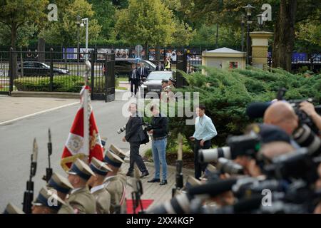 Warschau, Polen. August 2024. Narendra Modi trifft am 22. August 2024 in der Kanzlei des Premierministers in Warschau ein. Modi ist auf einem zweitägigen Besuch in Polen, danach wird er Kiew, Ukraine, besuchen. (Foto: Jaap Arriens/SIPA USA) Credit: SIPA USA/Alamy Live News Stockfoto