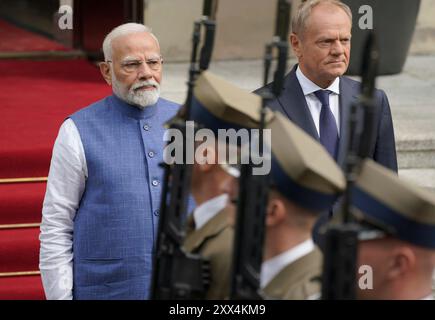 Warschau, Polen. August 2024. Der indische Premierminister Narendra Modi trifft sich am 22. August 2024 mit seinem Amtskollegen Donald Tusk in Warschau, Polen. Modi ist auf einem zweitägigen Besuch in Polen, danach wird er Kiew, Ukraine, besuchen. (Foto: Jaap Arriens/SIPA USA) Credit: SIPA USA/Alamy Live News Stockfoto