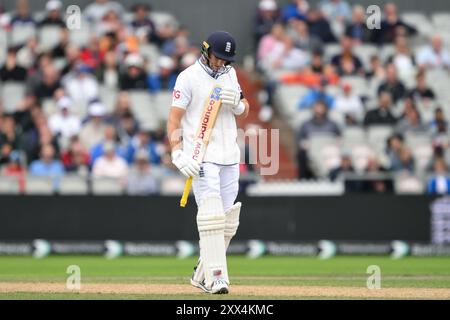 Joe Root aus England schaut sich seinen Fledermaus an, nachdem er von Dinesh Chandimal aus Sri Lanka während des 1. Rothesay Test Match Day 2 in Old Trafford, Manchester, Großbritannien, am 22. August 2024 erwischt wurde (Foto: Craig Thomas/News Images) Stockfoto