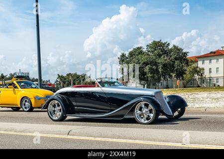 Gulfport, MS - 05. Oktober 2023: Weitwinkel-Seitenansicht eines Ford Roadsters von 1933 auf einer lokalen Autoshow. Stockfoto