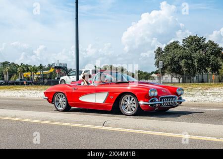 Gulfport, MS - 05. Oktober 2023: Weitwinkel-Seitenansicht eines 1959 Chevrolet Corvette Cabriolets auf einer lokalen Autoshow. Stockfoto