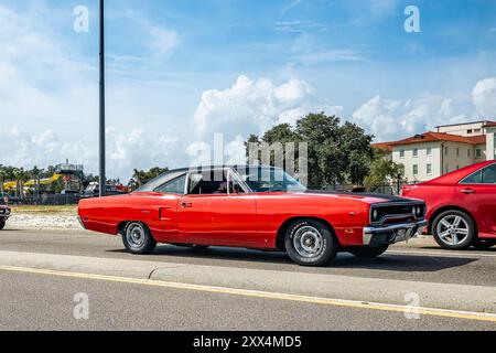 Gulfport, MS - 05. Oktober 2023: Weitwinkel-Seitenansicht eines 1970 Plymouth Road Runner Hardtop auf einer lokalen Autoshow. Stockfoto