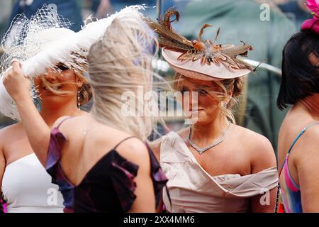 Rennfahrer am zweiten Tag des Sky Bet Ebor Festivals auf der York Racecourse. Bilddatum: Donnerstag, 22. August 2024. Stockfoto