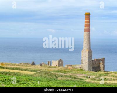 Verfallenes Industriebau mit Schornstein an der Südküste englands Stockfoto