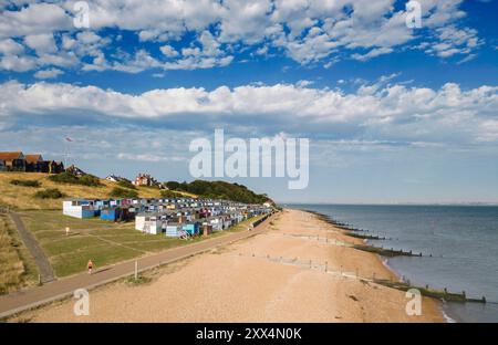 Aus der Vogelperspektive auf den Tankerton Beach und seine große Ansammlung von Strandhütten in der Nähe von whitstable an der nördlichen Küste von kent Stockfoto