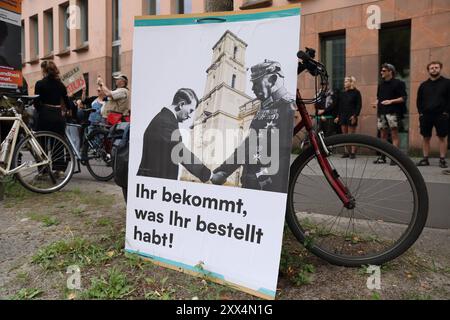 Ein Schild mit Foto von Reichskanzler Adolf Hitler und Reichspräsident Paul von Hindenburg am Tag von Potsdam sowie der Aufschrift Ihr bekommt, was Ihr bestellt während einer Kundgebung gegen die Eröffnung des wiederaufgebauten Turms der Garnisonkirche in Potsdam, 22. August 2024. Eröffnung Garnisonkirche Potsdam *** Ein Schild mit einem Foto von Reichskanzler Adolf Hitler und Reichspräsident Paul von Hindenburg am Potsdamer Tag und die Inschrift Sie bekommen, was Sie bestellen während einer Kundgebung gegen die Eröffnung des wiederaufgebauten Turms der Garnisonkirche in Potsdam, 22. August 2024 Eröffnung Garnisonkirche in Potsdam Stockfoto